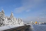 Une route déserte en hiver