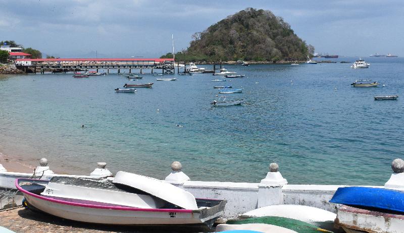 La plage et le quai du village
