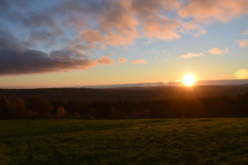 Un lever de soleil un matin d'automne