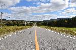 Une route de campagne en été