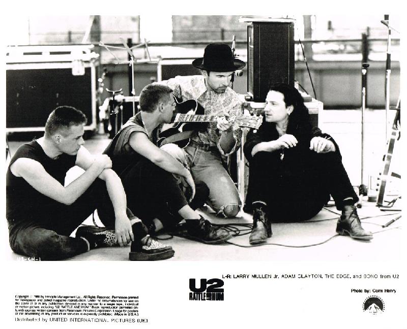 Photo en noir et blanc de u2 dans le film U2: Rattle and Hum