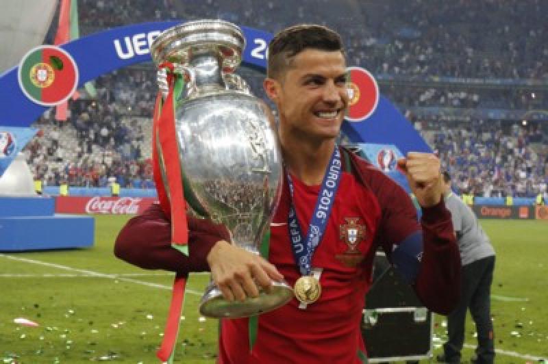 Photo Cristiano Ronaldo vainqueur Coupe d'Europe avec le ...